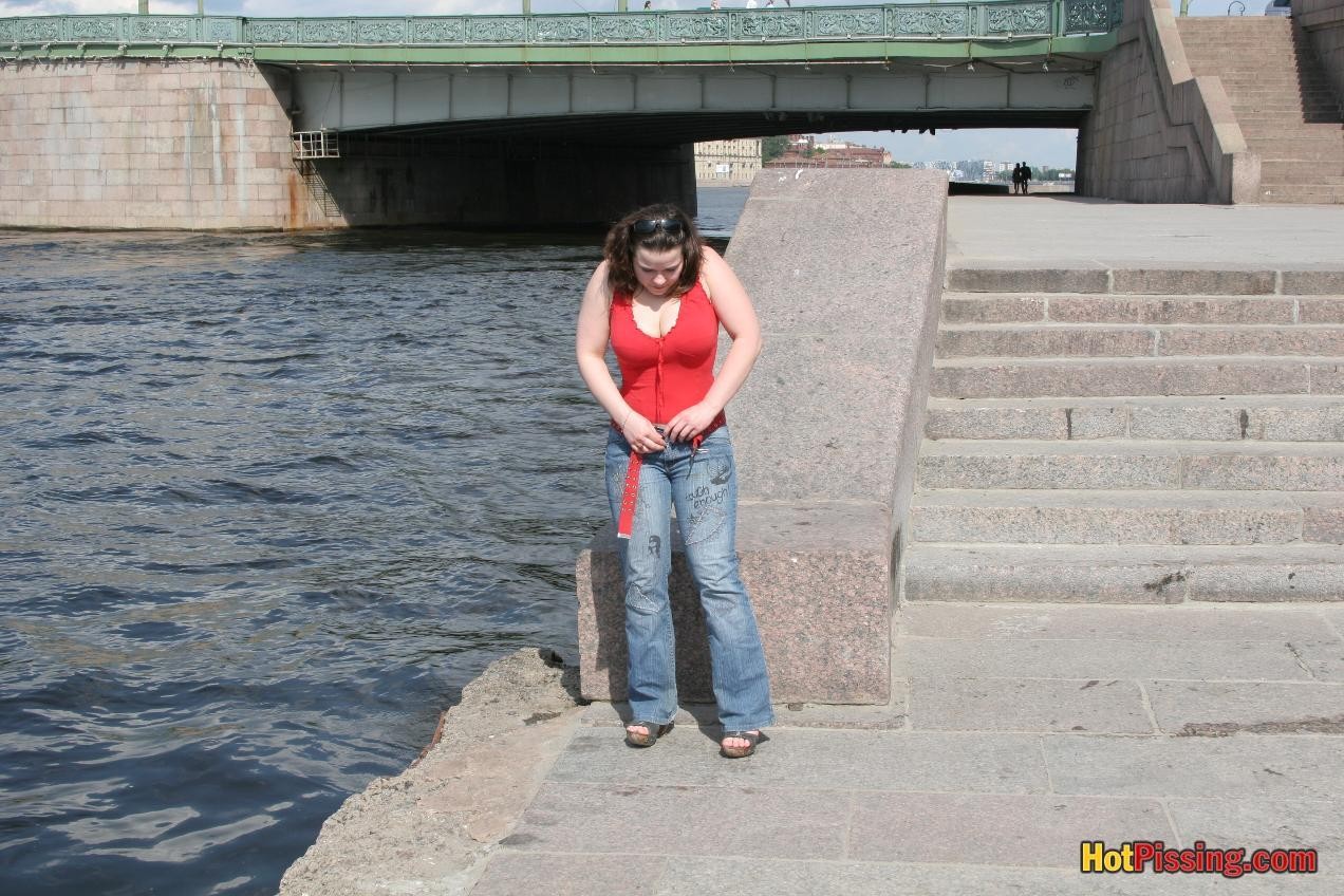 Une grosse femme à gros seins fait une démonstration de sa succulente éjaculation sur le bord de la rivière.
 #76524169