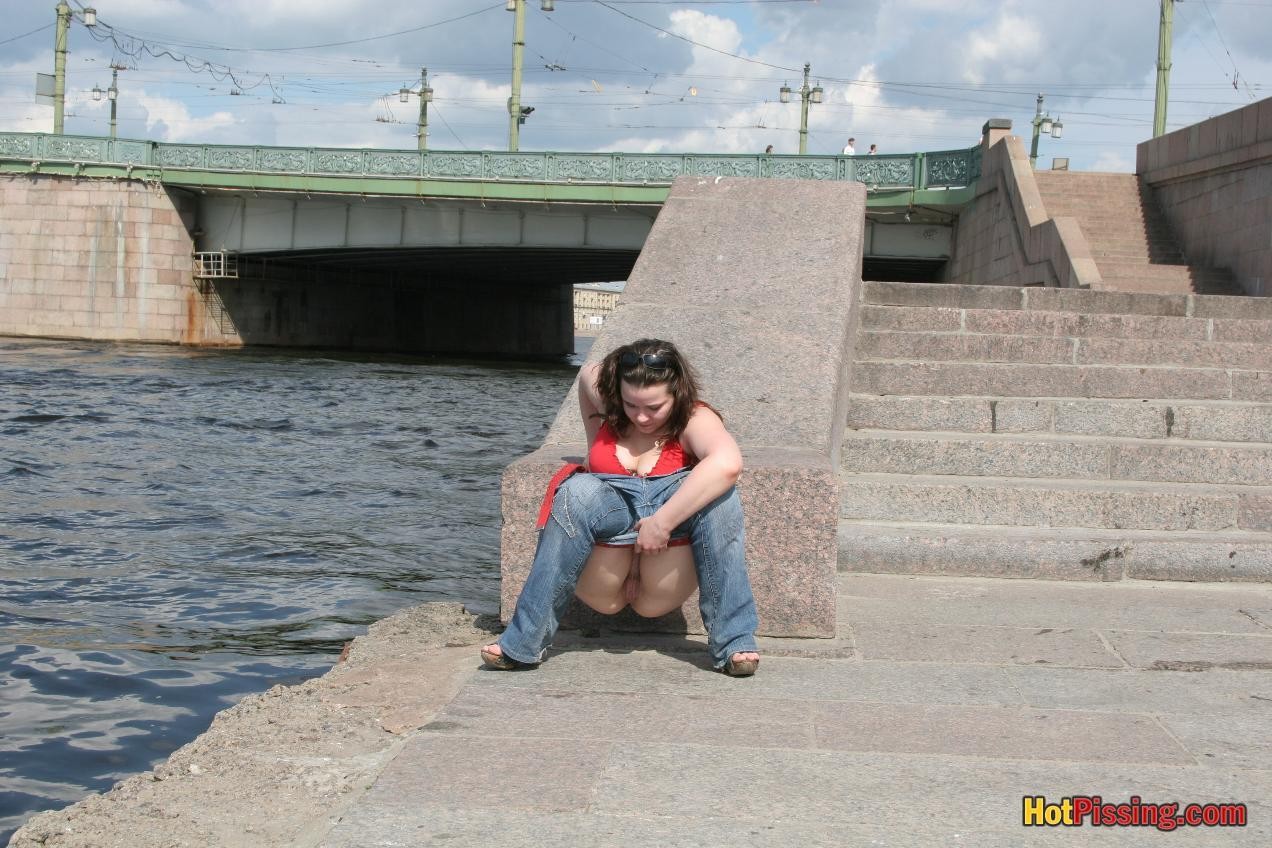 Une grosse femme à gros seins fait une démonstration de sa succulente éjaculation sur le bord de la rivière.
 #76524171