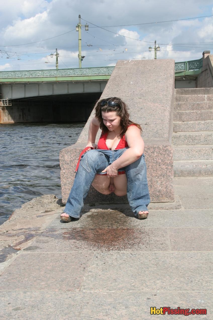 Vollbusige Fette demonstriert ihr üppiges Pinkel-Koochie am Flussufer
 #76524189