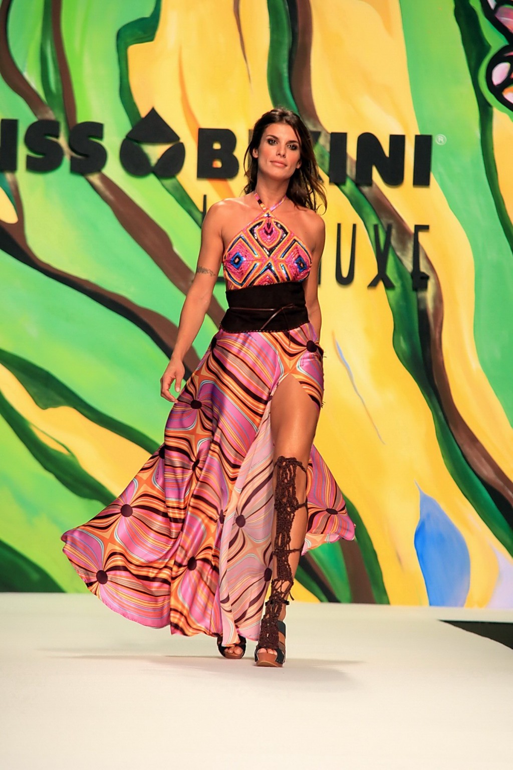 Elisabetta canalis zeigt ihren heißen kurvigen Körper bei der Miss Bikini Fashion Show in
 #75252184