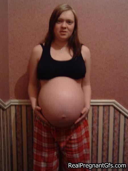 Novias embarazadas calientes posando
 #71531572