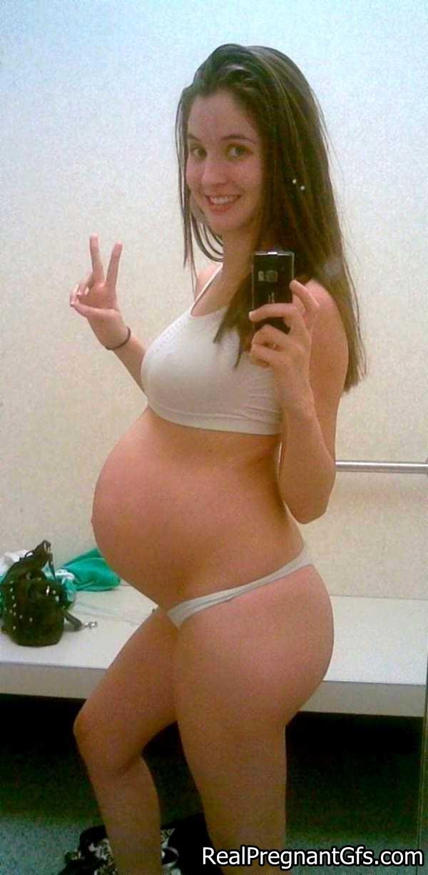 Des copines enceintes sexy qui posent
 #71531628