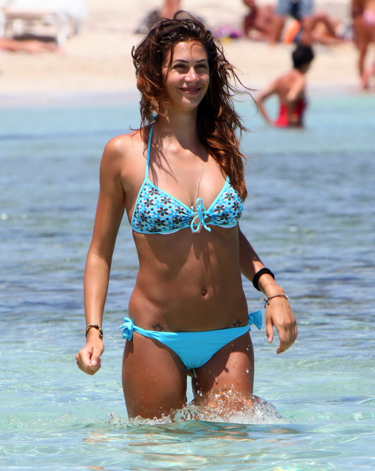 Melissa Satta che mostra il suo culo caldo in bikini tanga sulla spiaggia spagnola
 #75343851