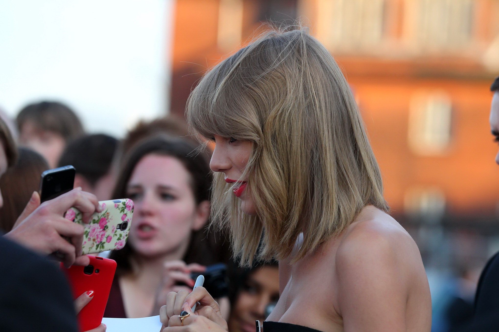 Taylor Swift braless showing cleavage at the 2014 German Radio Awards in Hamburg #75186683