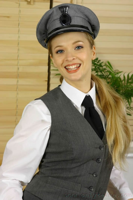 Blondes Teenie posiert in Polizeiuniform und Strümpfen
 #74013292