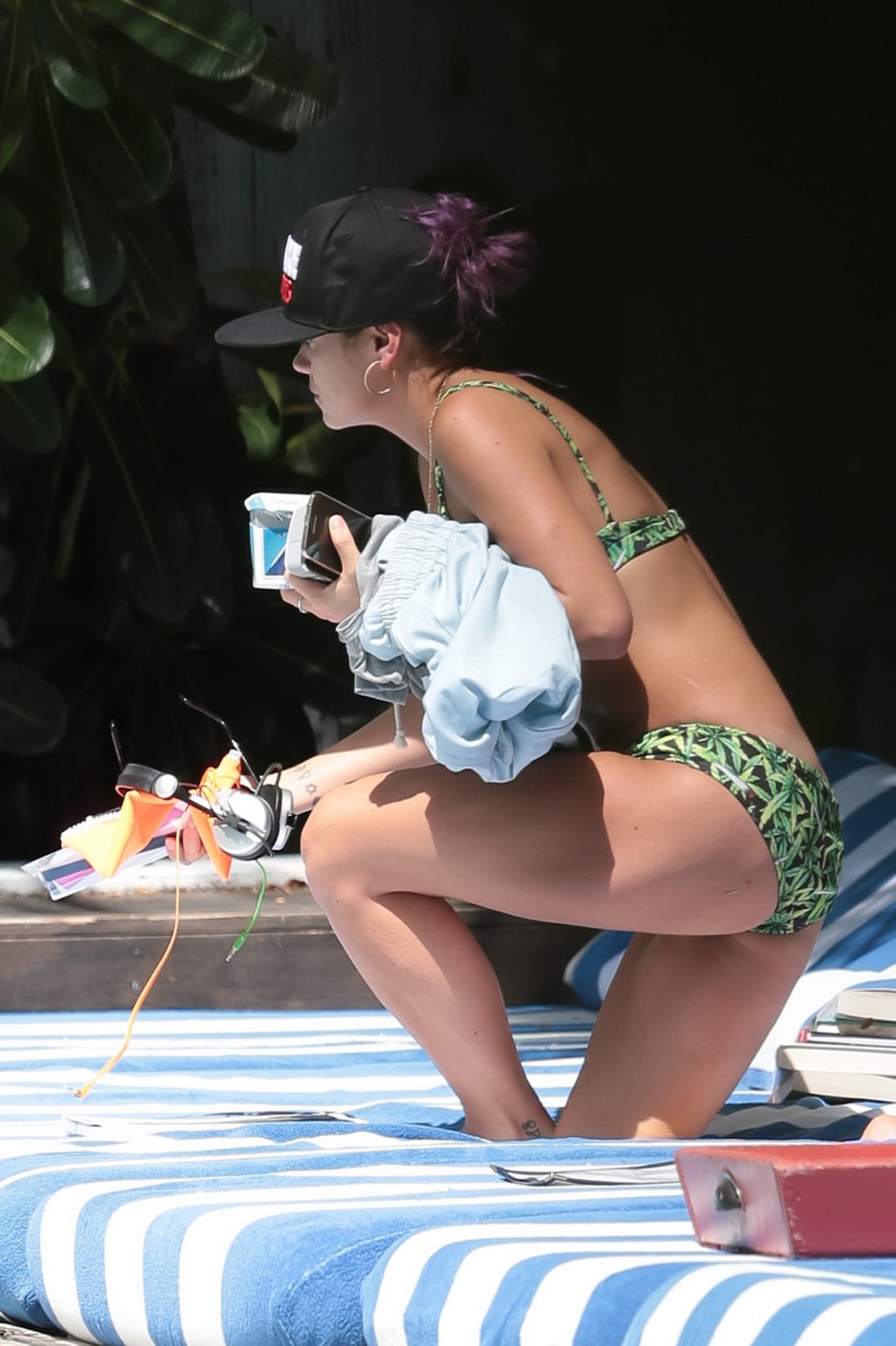 Lily allen mostrando su redondo trasero en un bikini con estampado de hojas en la piscina del hotel i
 #75186227