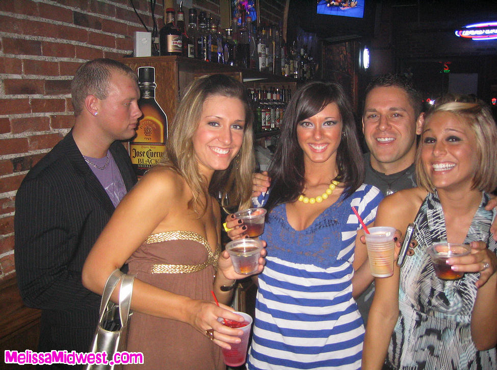 Melissa si ubriaca in città con i suoi amici
 #67235174