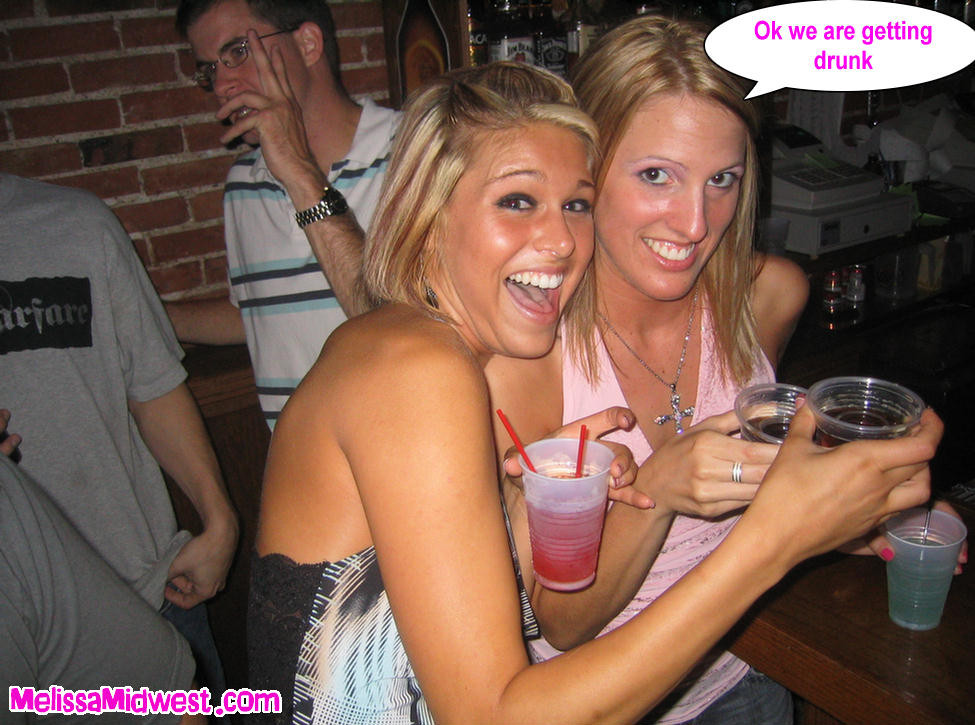 Melissa si ubriaca in città con i suoi amici
 #67235182