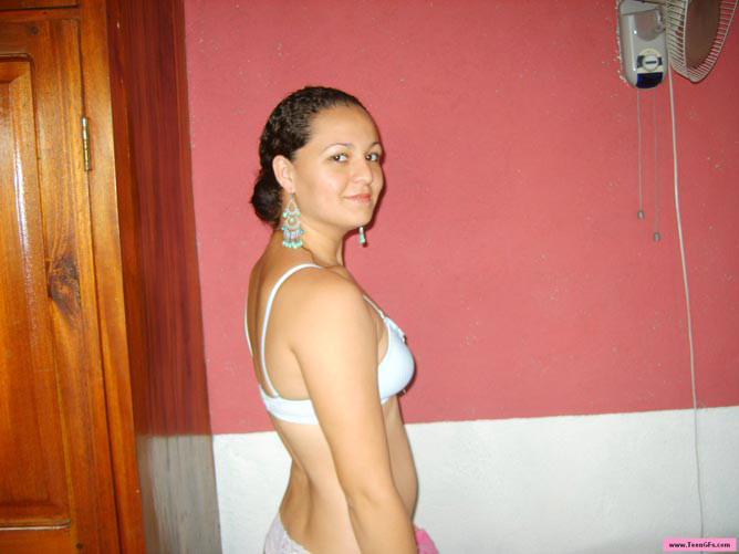 Amateur solo teen babe posando en lencería blanca sexy
 #78306746