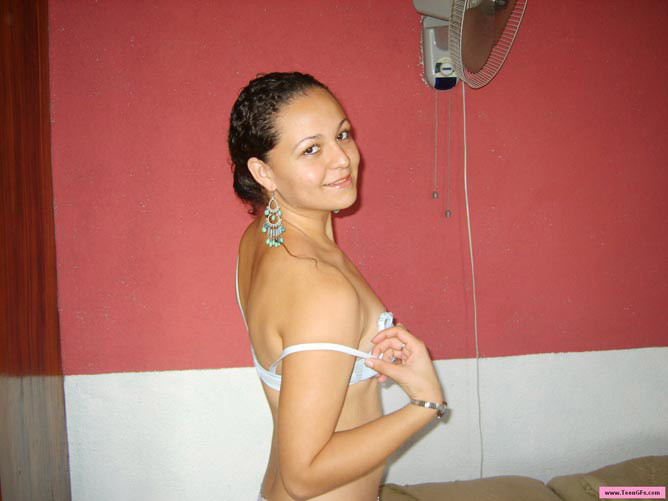 Jeune amateur en solo posant dans de la lingerie blanche sexy
 #78306760