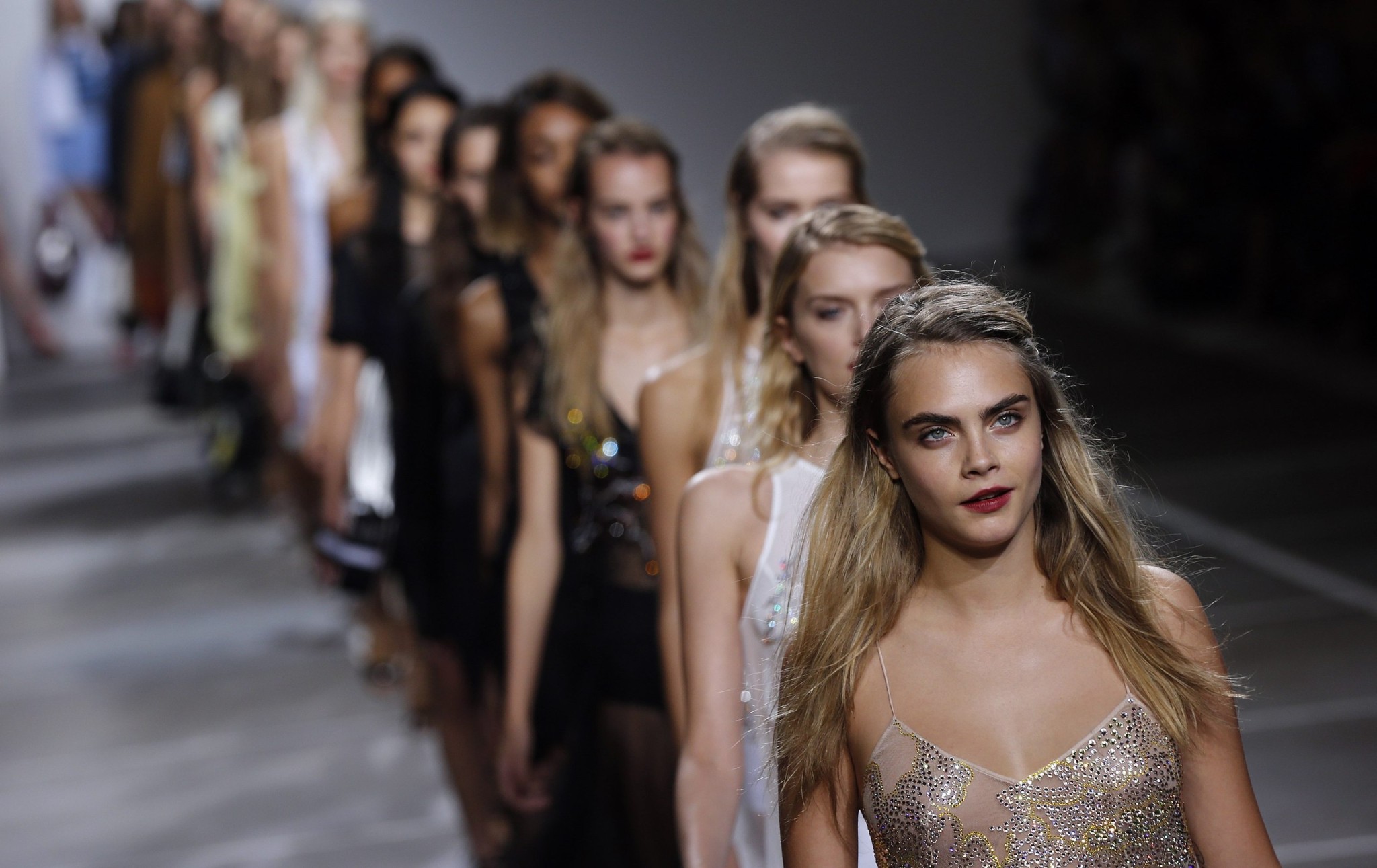 Cara delevingne zeigt durchsichtige Höschen bei der Topshop Unique Show in London 
 #75185592