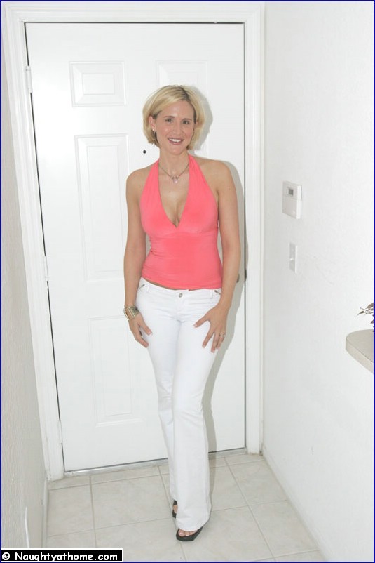 Desirae strippt aus ihrer weißen Jeans
 #67317550