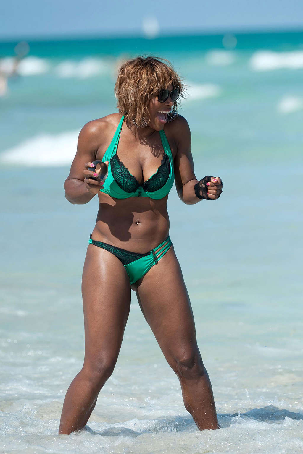 Serena williams che mostra le sue tette enormi cazzo in bikini verde
 #75353951