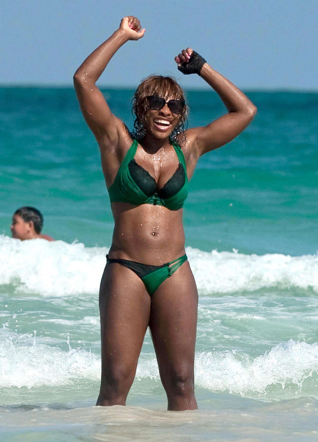 Serena williams che mostra le sue tette enormi cazzo in bikini verde
 #75353960