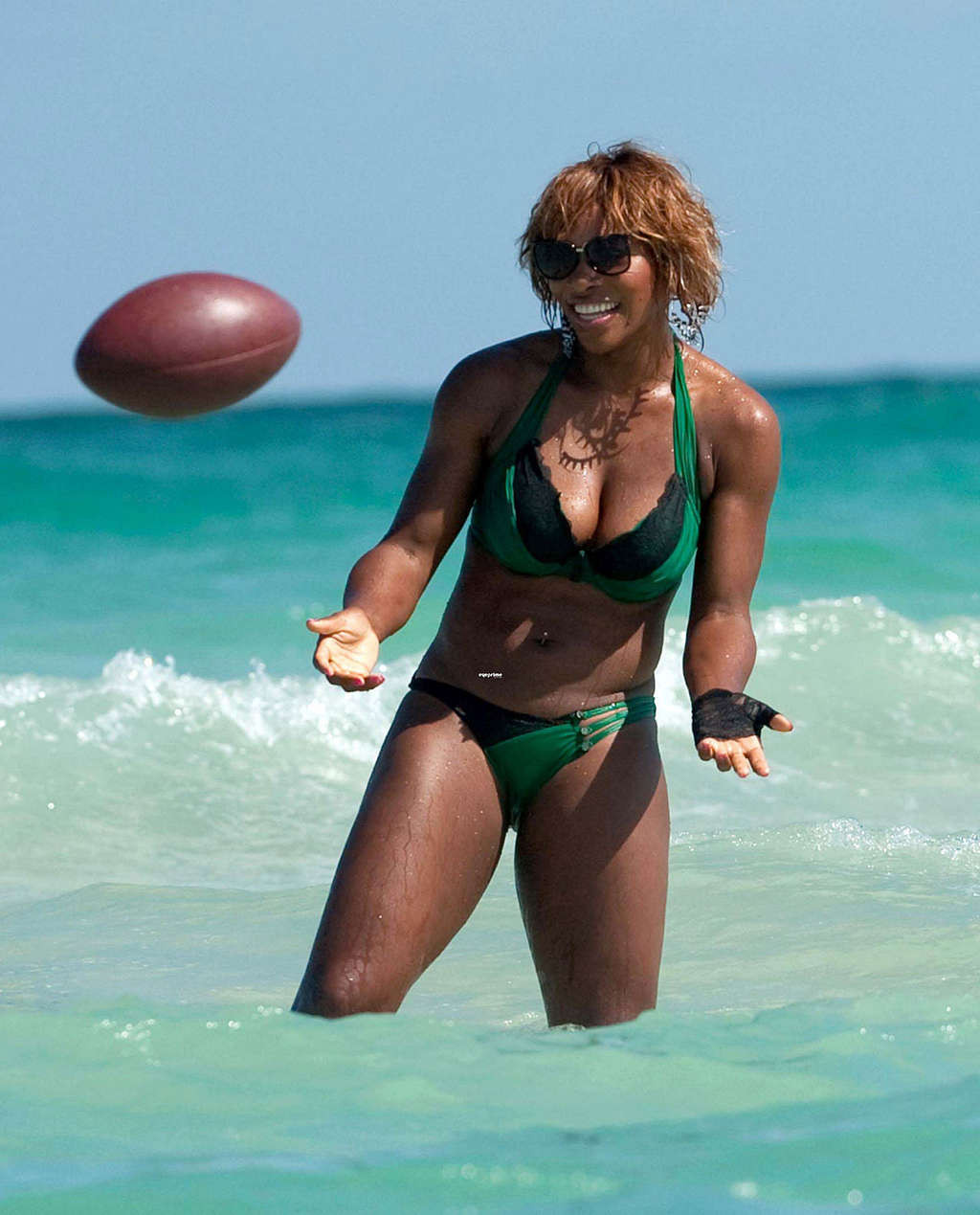 Serena williams che mostra le sue tette enormi cazzo in bikini verde
 #75353962