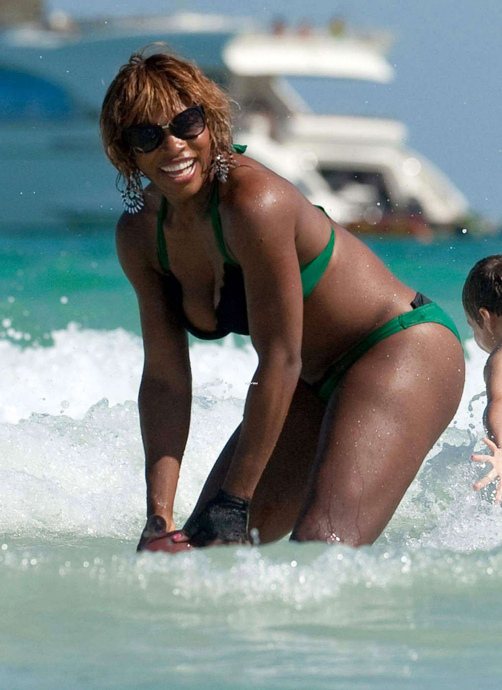 Serena williams che mostra le sue tette enormi cazzo in bikini verde
 #75353963