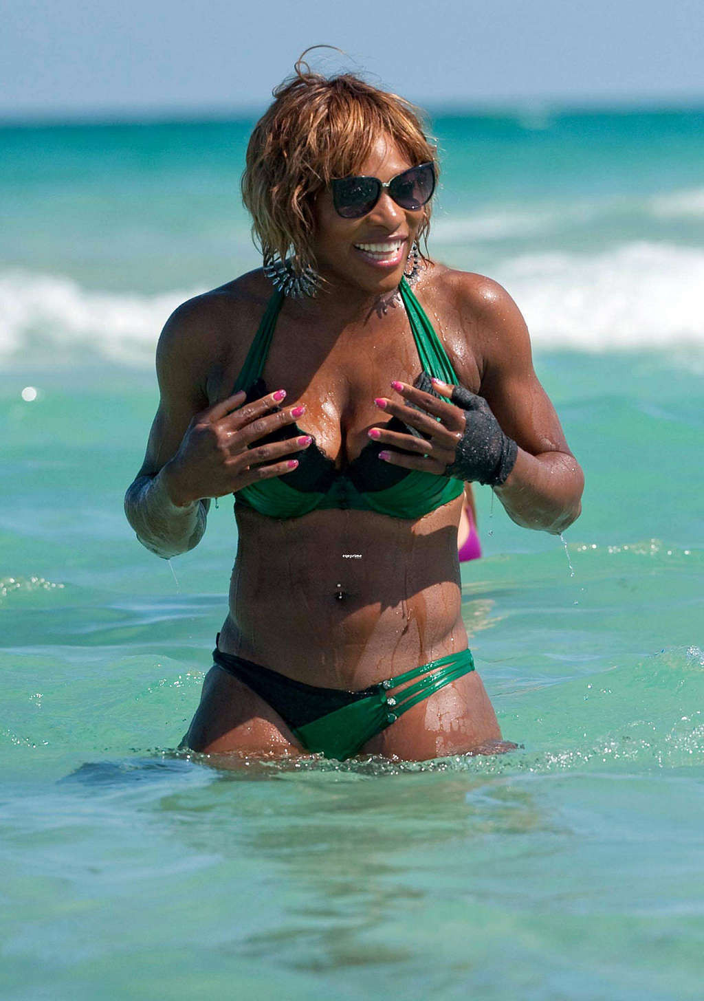 Serena williams che mostra le sue tette enormi cazzo in bikini verde
 #75353965