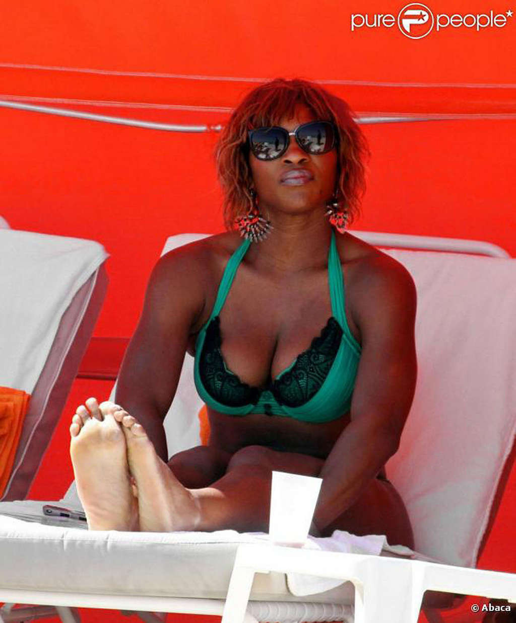 Serena williams che mostra le sue tette enormi cazzo in bikini verde
 #75353971