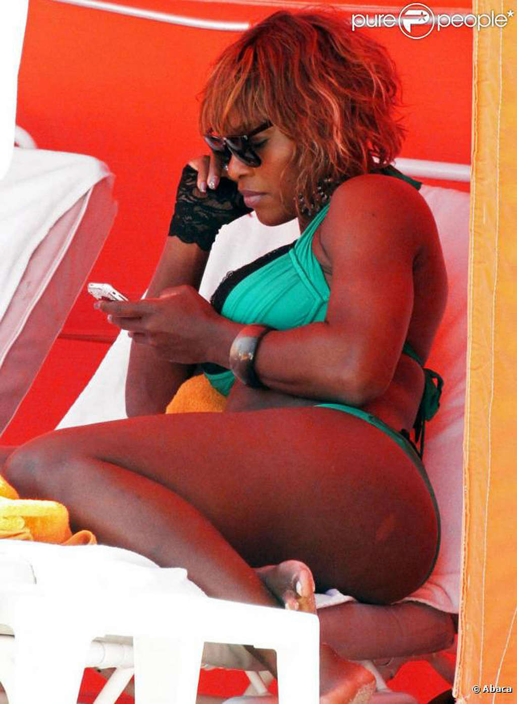 Serena williams che mostra le sue tette enormi cazzo in bikini verde
 #75353978