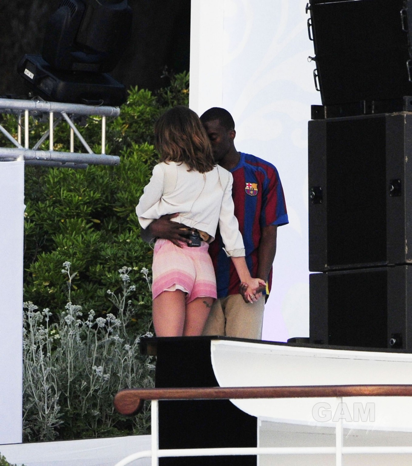 Cheryl tweedy che mostra il suo culo in pantaloncini al soundcheck all'hotel de cap in
 #75326192