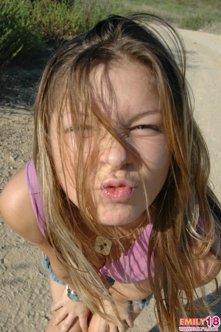 Emily carina che si spoglia sulla spiaggia
 #67244452