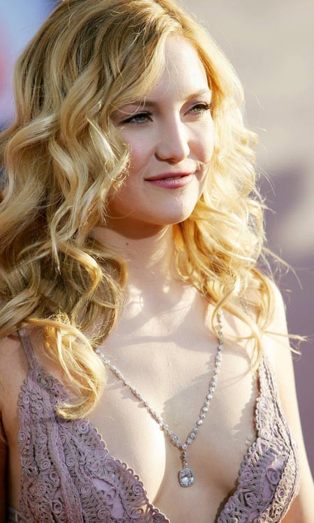 Kate Hudson shows pumped up cleavage in dress #75366714