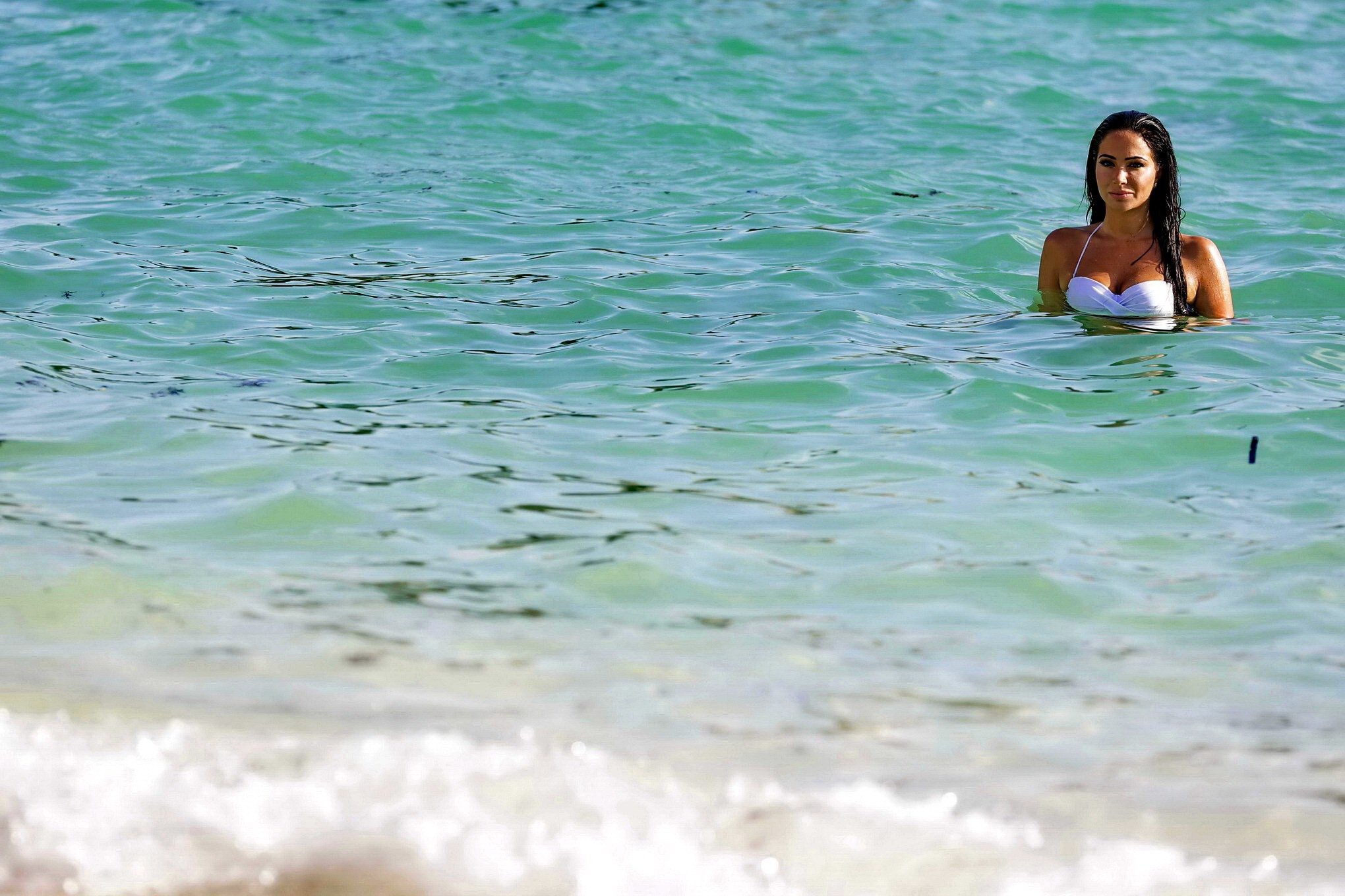 Tulisa contostavlos mostrando su cuerpo en bikini en una playa de bermudas
 #75187542