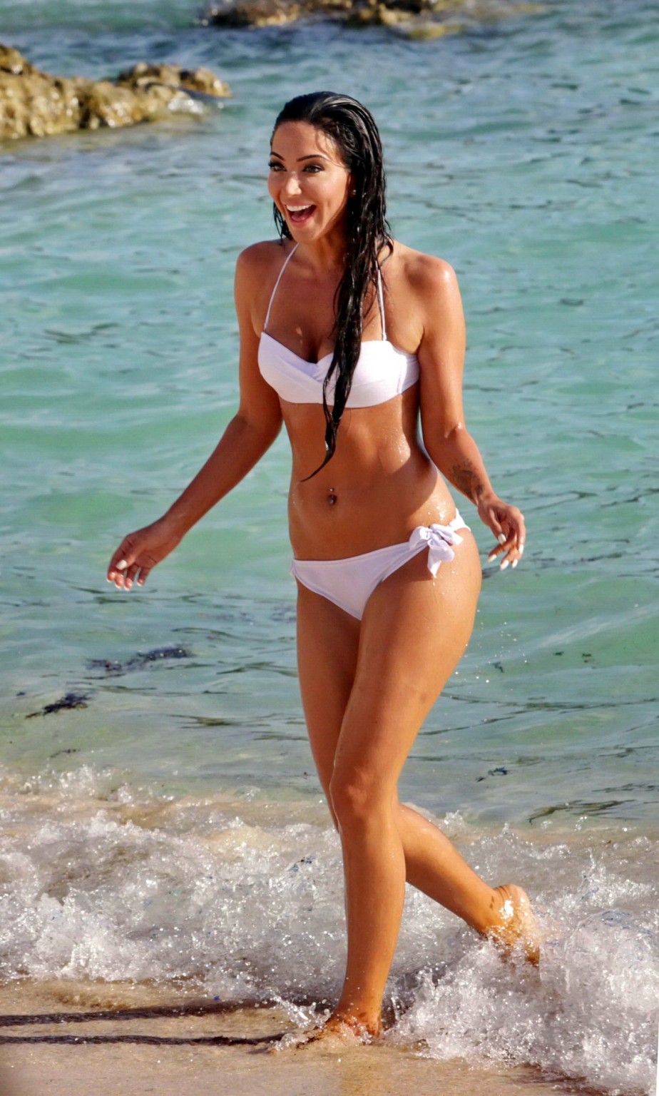 Tulisa contostavlos mostrando su cuerpo en bikini en una playa de bermudas
 #75187629