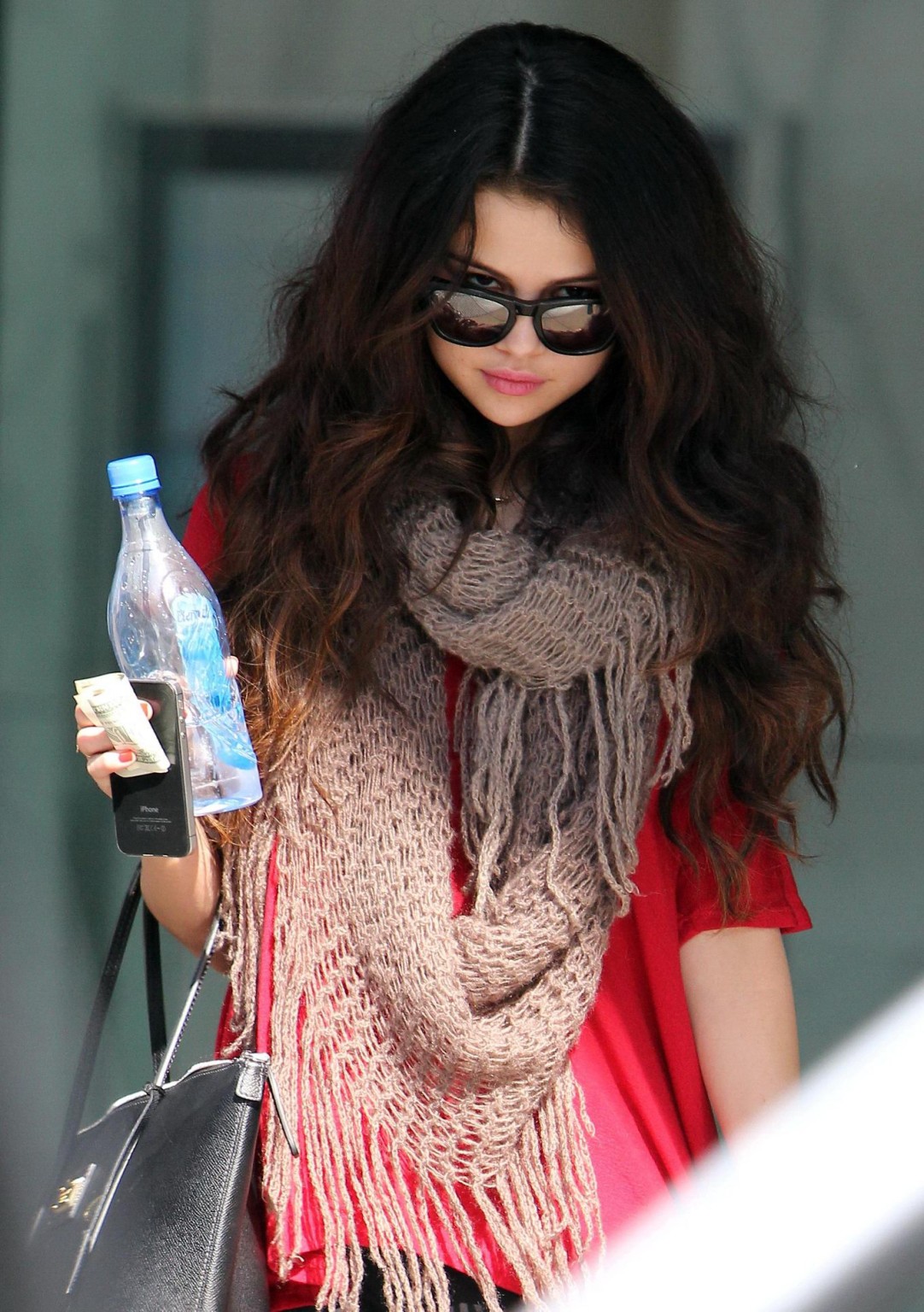 Selena Gomez che mostra il suo culo in collant mentre partecipa a uno studio biblico
 #75241757