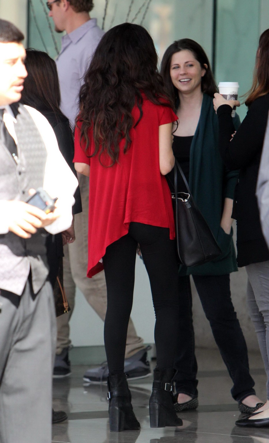 Selena gomez mostrando su trasero en mallas mientras asiste a un estudio bíblico
 #75241770