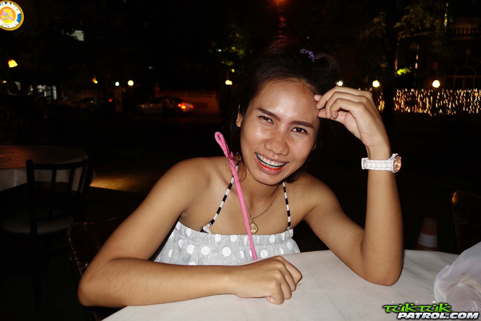 Une jolie fille thaïlandaise avec un appareil dentaire baise un voyageur avec une culotte et sans culotte. 
 #67317286
