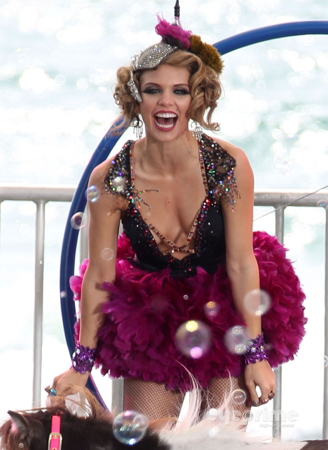 Annalynne McCord scivola capezzolo sul set di '90210' a La
 #75289672