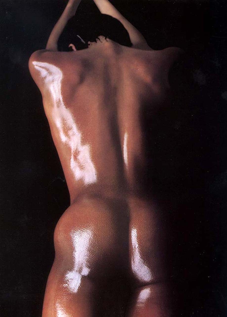 Naomi Campbell posant nue avec un homme et une femme et exposant ses petits seins et sa poitrine.
 #75314125