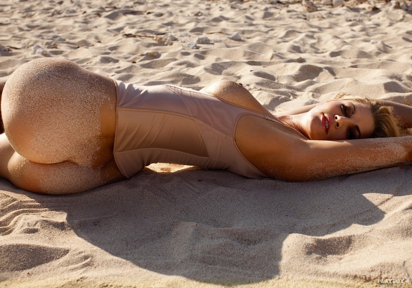 ビーチで裸でポーズをとるドイツのセクシー女優Nina bott
 #72244427