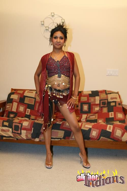 Una puta india de tetas redondas se desnuda y muestra su coño pelado
 #73332743