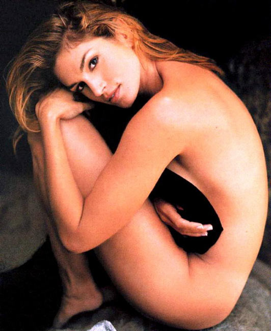 Cindy Crawford, mannequin mignon, montre ses seins nus très sexy.
 #75440448