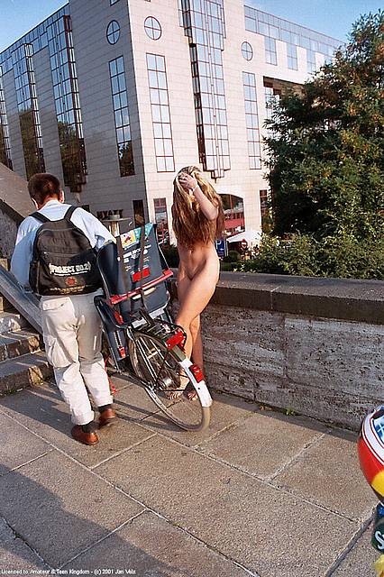 Lady benutzt ihre langen Haare, um ihre nackten Titten in der Öffentlichkeit zu bedecken
 #78641250