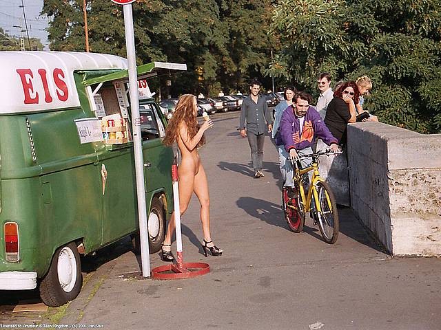 Lady benutzt ihre langen Haare, um ihre nackten Titten in der Öffentlichkeit zu bedecken
 #78641269