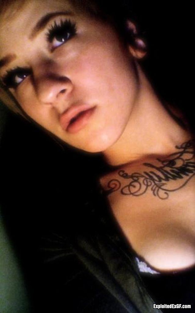 Amateur-Mädchen mit vielen Tattos posiert
 #71651541