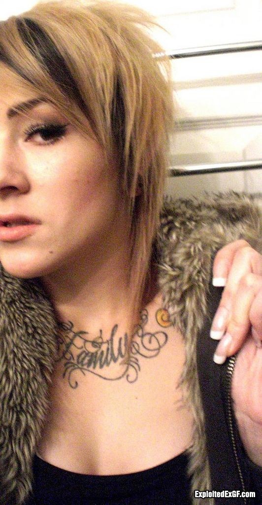 Amateur-Mädchen mit vielen Tattos posiert
 #71651547