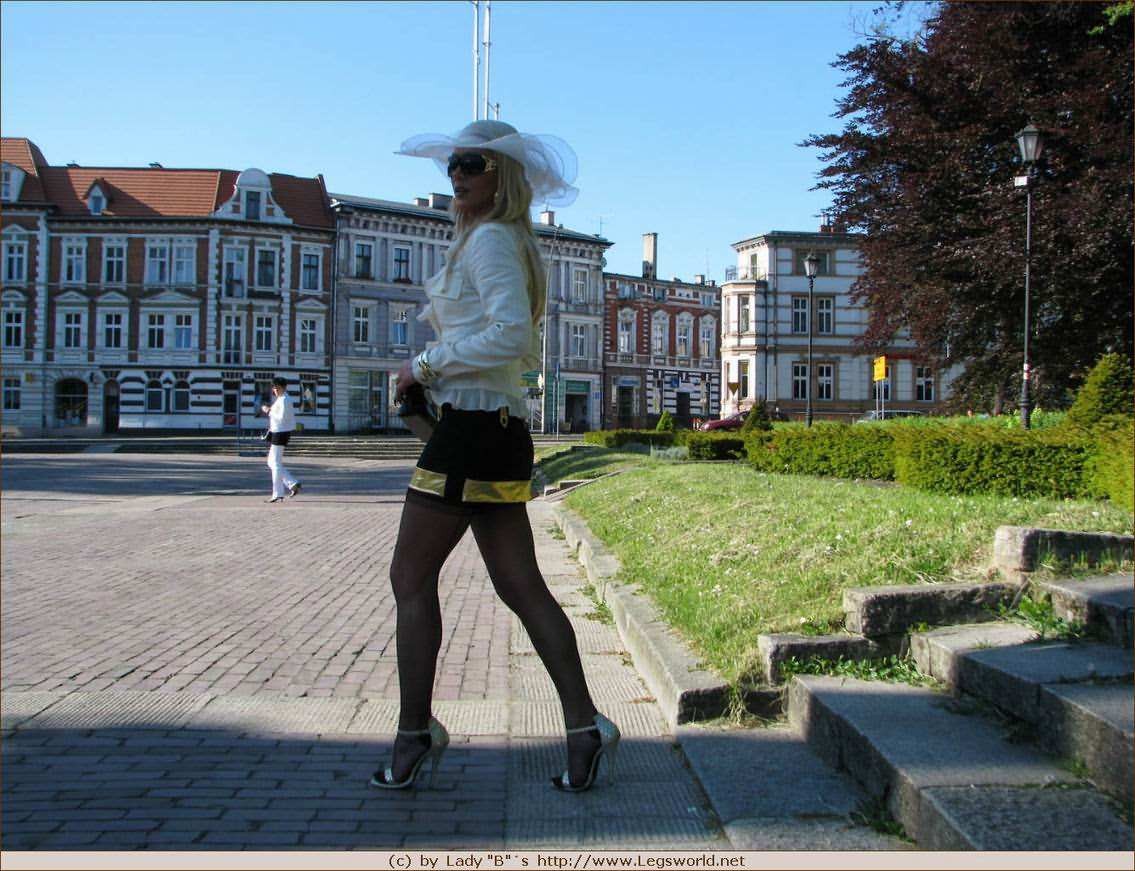 ストッキングを履いたドイツ人女性が公衆の面前でポーズをとる
 #73733969