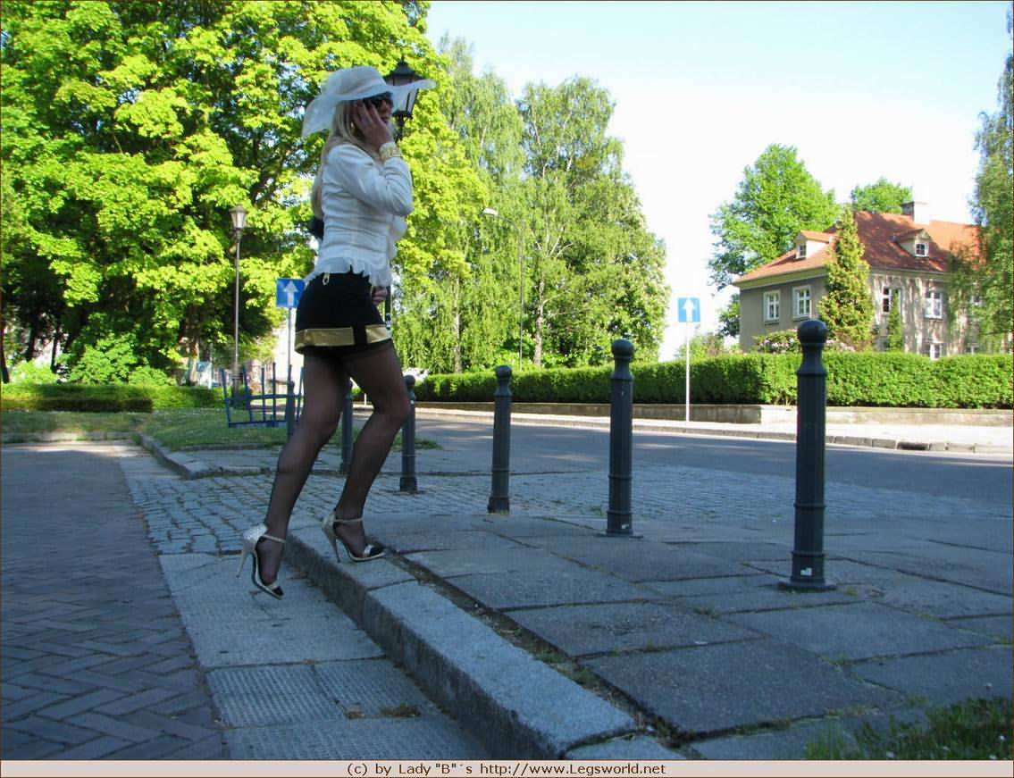 Signora tedesca in calze che posa in pubblico
 #73733992