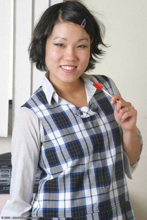 Haarige lil asiatischen verliert ihre Uniform Rock n Höschen
 #70002621