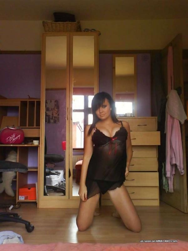 Sexy amateur morena autofoto con su nuevo teléfono
 #68250323