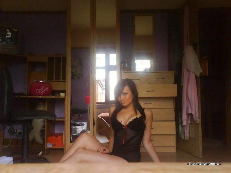 Sexy amateur morena autofoto con su nuevo teléfono
 #68250326