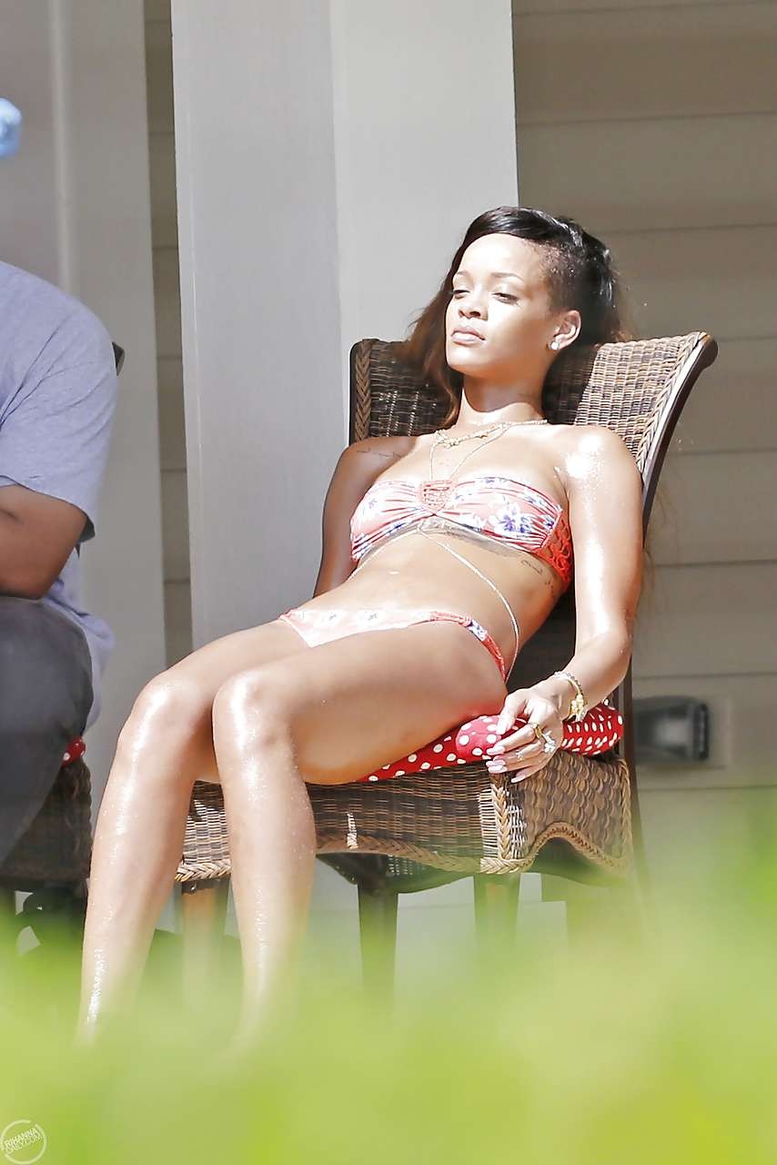 Rihanna montrant un corps sexy et chaud en bikini sur une piscine
 #75227130