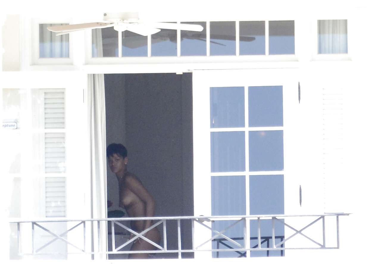 Rihanna che mostra il corpo sexy e caldo in bikini in piscina
 #75227177