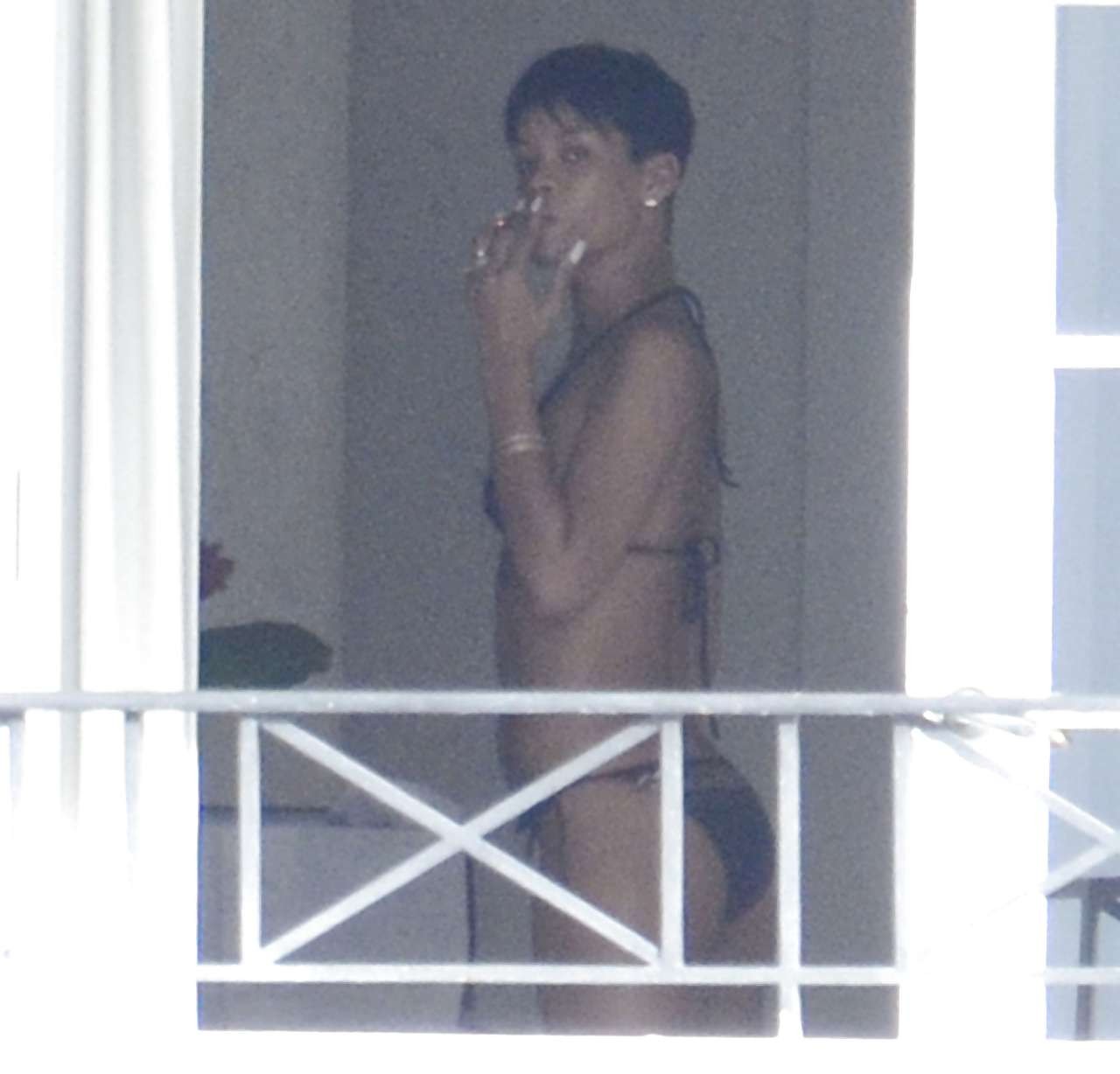 Rihanna che mostra il corpo sexy e caldo in bikini in piscina
 #75227200