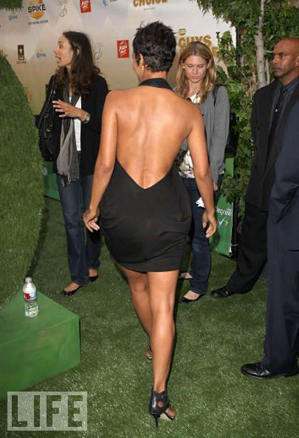 Halle Berry montrant ses jambes sexy et ses seins énormes en jupe
 #75363010