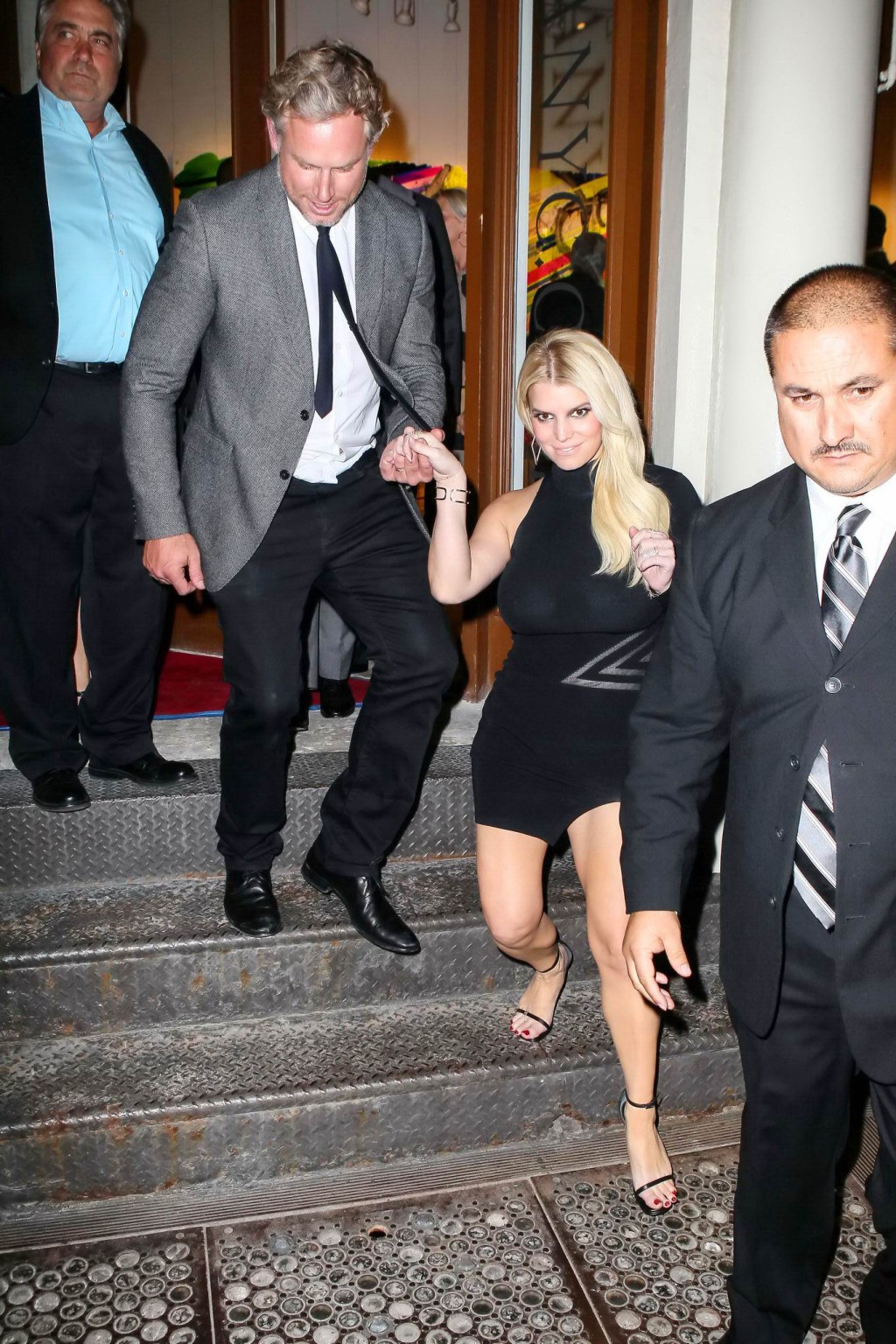 Busty Jessica simpson in un vedere attraverso mini abito
 #75150231